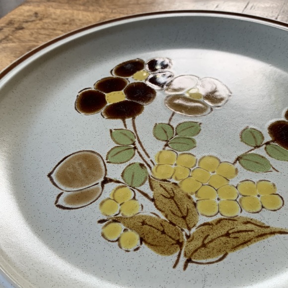 Set of Three Vintage Floral Plates - Picture 11 of 14